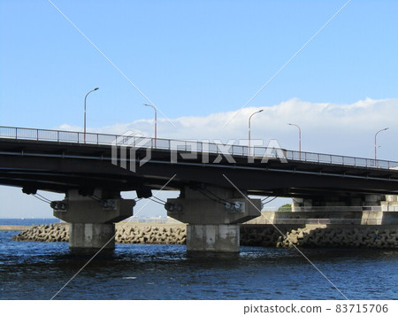 Blue sky and white clouds at autumnal Temikawa beach 83715706