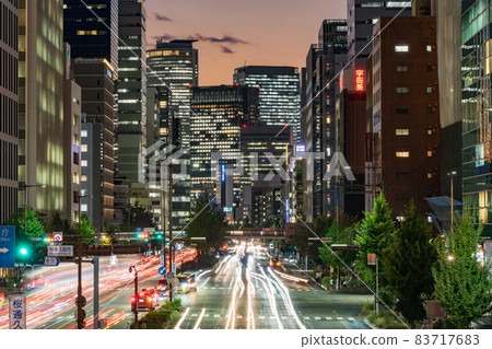 傍晚從名古屋榮中央橋眺望櫻通名古屋站的摩天大樓 83717683