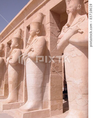 埃及盧克索哈特謝普蘇特神廟法老石像 埃及盧克索哈特謝普蘇特神廟法老石像 83718619