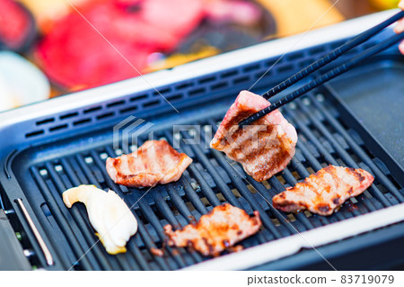 Grilled meat, North smoke, less smoke [Image of grilled meat alone] 83719079