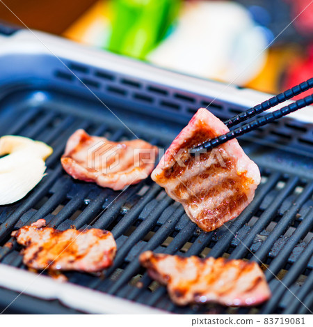 Grilled meat, North smoke, less smoke [Image of grilled meat alone] 83719081