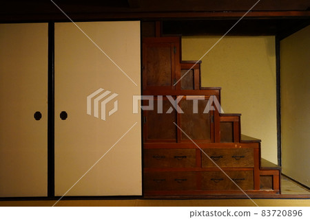 日本老房子的日式房間,樓梯櫃和隔扇 日本老房子的日式房間,樓梯櫃和隔扇 83720896