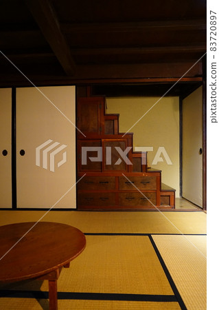 日式老房子裡的日式房間、桌子和樓梯櫃 83720897