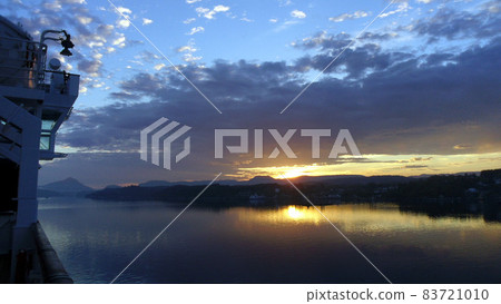 黎明時分，挪威乘坐遊輪前往卑爾根港 83721010