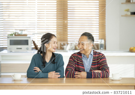 高級夫婦帶著微笑 83721011