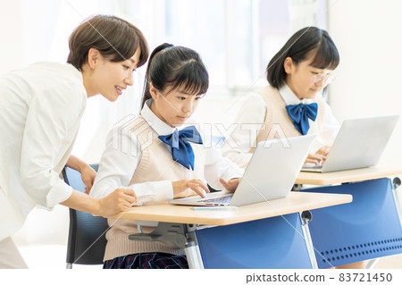 Female junior high school computer classroom Shooting cooperation: Japanese language school attached to Chuo Technical School 83721450