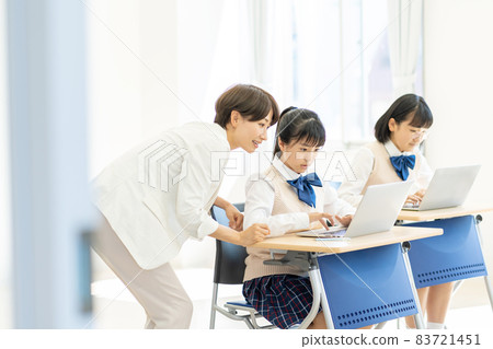 Female junior high school computer classroom Shooting cooperation: Japanese language school attached to Chuo Technical School 83721451