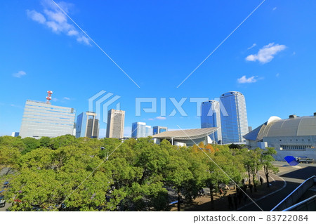 [Chiba] Office buildings in Makuhari under sunny weather 83722084