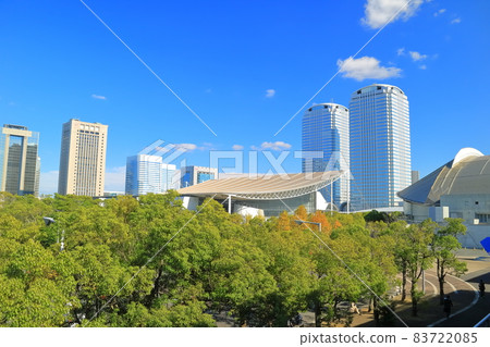 [Chiba] Office buildings in Makuhari under sunny weather 83722085