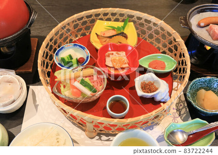 Colorfully presented kaiseki breakfast 83722244