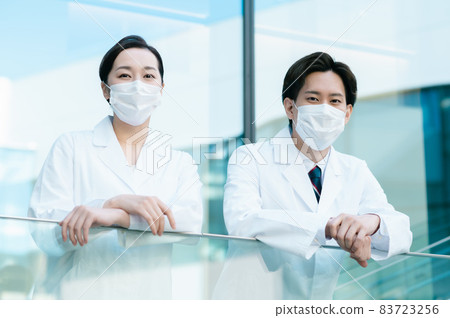 Medical image Two young doctors Photographing cooperation: LINK FOREST 83723256