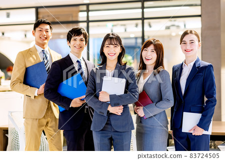 Men and women in suits Shooting cooperation: WEEK Shibadaimon (Sun Frontier Fudousan) 83724505