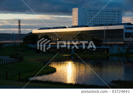 反射落日的池塘和建築物 反射落日的池塘和建築物 83724641