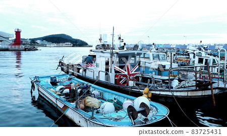 傍晚時分，停靠在釜山松亭港的漁船 83725431