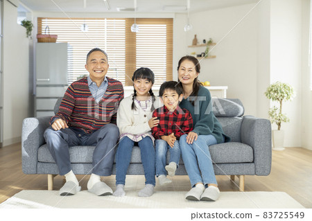 Portrait of two grandchildren, grandparents and elementary school students 83725549