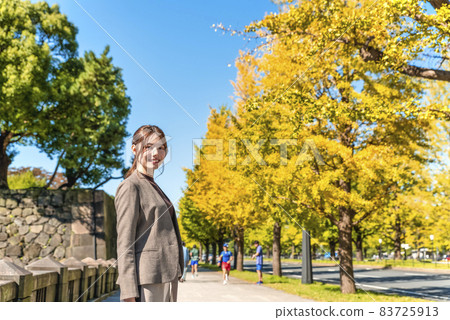 走在東京丸之內的年輕女商人 走在東京丸之內的年輕女商人 83725913