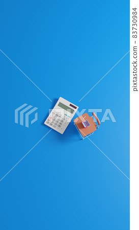 放置在平面上的微型課桌和計算器 83730984