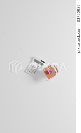 放置在平面上的微型課桌和計算器 83730985