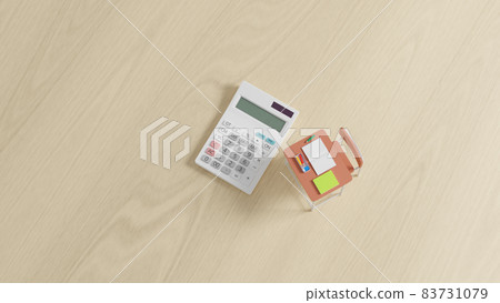 放置在平面上的微型課桌和計算器 放置在平面上的微型課桌和計算器 83731079