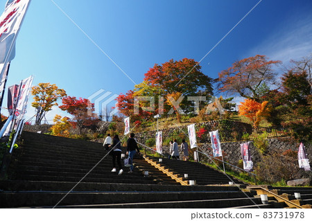 Autumn Ikaho Onsen, the entrance to the stone steps of autumn leaves 83731978
