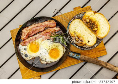 Outdoor cooking at the campsite 83732107