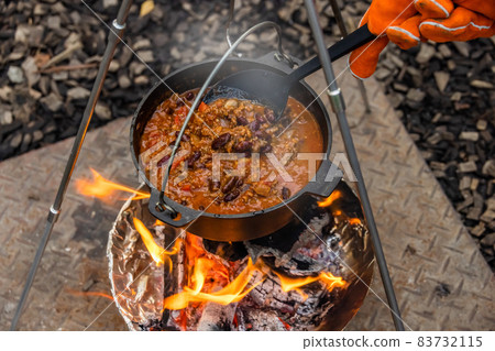 露營地的戶外烹飪 83732115