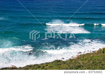 丹後半島，高度透明的日本海，波濤洶湧，山陰地質公園美麗的大海與自然 83732681