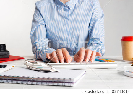 Woman consultant typing on keyboard 83733014