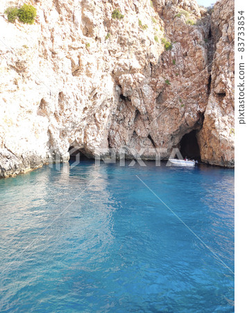 Suluada is a lonely island on the southern coast of Turkey. The boat trip to the island starts in the bay of Adrasan. 83733854