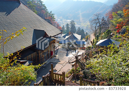 [山形] 秋天的山寺（立石寺）中書院和從內殿一側眺望遠處的街景 83733928