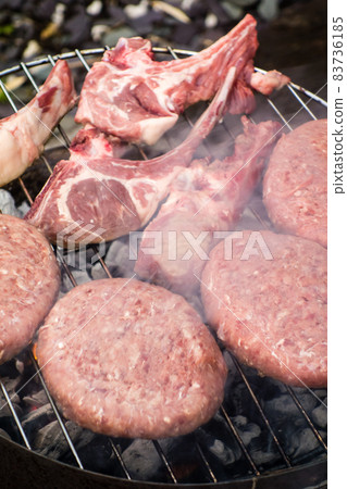 Charcoal-grilled barbecue burger and lamb chops to enjoy in the garden 83736185