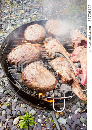 在花園裡享用炭火燒烤漢堡和羊排 83736195