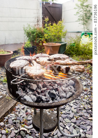 Charcoal-grilled barbecue burger and lamb chops to enjoy in the garden Charcoal-grilled barbecue burger and lamb chops to enjoy in the garden 83736196