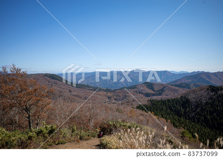 Very beautiful autumn mountain scenery in Japan 83737099