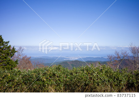 Very beautiful autumn mountain scenery in Japan 83737115