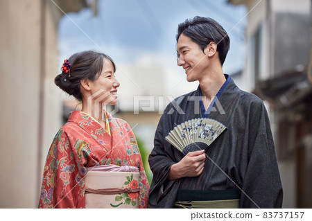 穿著和服觀光的年輕夫婦 穿著和服觀光的年輕夫婦 83737157
