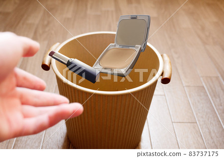 Throw cosmetic foundation and lipstick into the trash 83737175
