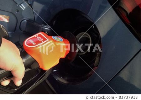 汽車形象汽車加油口和紅色噴嘴 汽車形象汽車加油口和紅色噴嘴 83737918