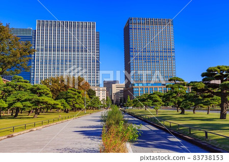 千代田區、東京皇居外苑和建築物的城市景觀 千代田區、東京皇居外苑和建築物的城市景觀 83738153