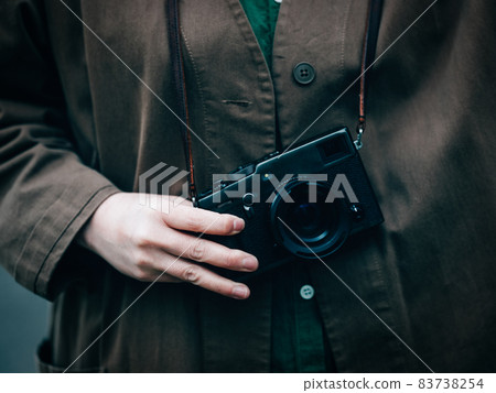 一個拿著經典相機的人 83738254