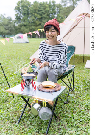 年輕女子在露營地烤煎餅 年輕女子在露營地烤煎餅 83738626