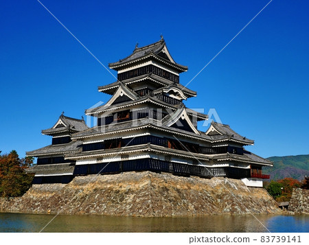 松本城天守閣（對角線） 83739141