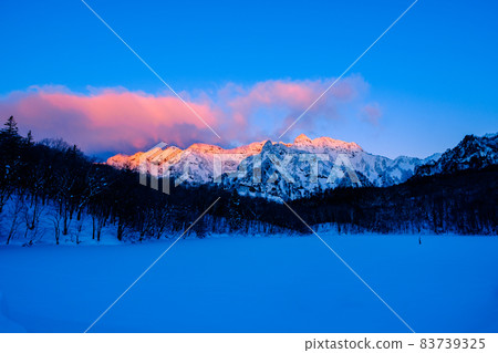 Togakushi mountain range Nishidake / Honindake dawn (winter) Togakushi mountain range Nishidake / Honindake dawn (winter) 83739325