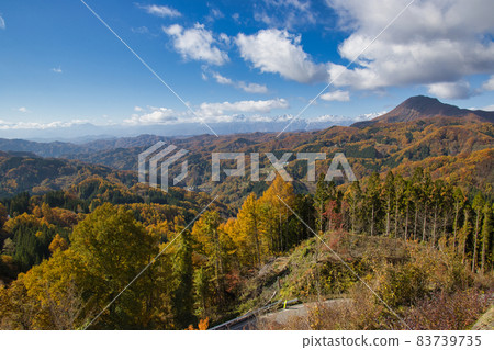 從長野縣長野市大寶坳看美麗的秋葉和牛轉山山脈 83739735
