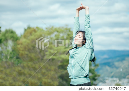 A woman who breathes deep 83740947