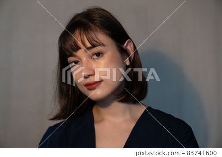 氣質別緻的女性肖像 83741600