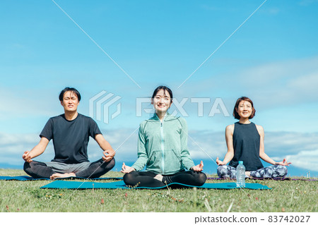 男女在戶外做瑜伽(坐姿/泥濘) 男女在戶外做瑜伽(坐姿/泥濘) 83742027