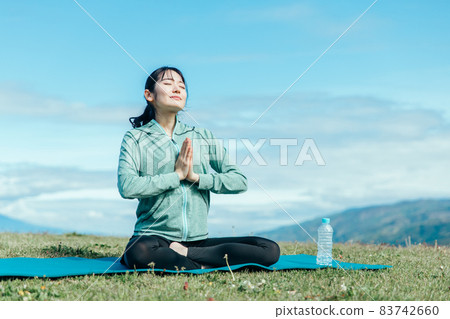 一個女人在戶外做瑜伽（合掌） 83742660