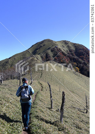 沿著山脊行走的登山者 沿著山脊行走的登山者 83742861