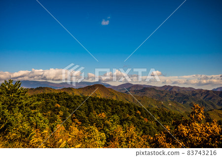 秋高氣爽的天空和秋色的群山。山形縣南陽市高津山 秋高氣爽的天空和秋色的群山。山形縣南陽市高津山 83743216